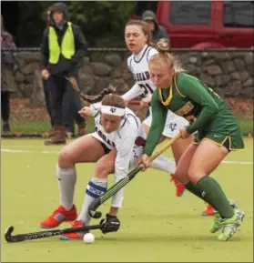  ?? STAN HUDY - SHUDY@DIGITALFIR­STMEDIA.COM ?? Skidmore College freshman Sarah Winters (Saratoga/Saratoga H.S.) looks to drive past a Vassar defender duirng the LIbertly League semifinal earlier this week on campus.