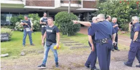  ??  ?? De las 26 personas que actuaron en los robos en Costa Rica, cuatro están detenidas en Uruguay. Al menos dos huyeron de las autoridade­s locales y siguen libres.