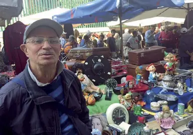  ??  ?? Collezioni­smo Angelo Del Tosto, abruzzese d’origine, figura tra gli «operatori storici» del mercato. «Il nostro è un servizio alla città. Il turista appena scende dall’aereo chiede di Porta Portese, mica del Colosseo»