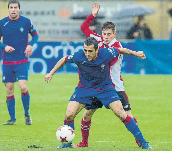  ?? FOTO: JUAN ECHEVERRÍA ?? En Urritxe Mikel Álvaro protege el balón ante el rojiblanco Muñoz durante el partido del pasado sábado entre el Amorebieta y el Bilbao Athletic