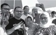  ?? TIM KAMPANYE SUDIRMAN SAID FOR JAWA POS ?? DITEMANI WAGUB DKI: Sudirman Said (dua dari kiri) saat berkunjung ke Pasar Tiban Salatiga, Jawa Tengah, bersama Sandiaga Uno kemarin.