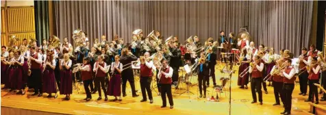  ?? Foto: Maria Schmid ?? Beim Doppelkonz­ert im Kursaal von Bad Wörishofen wurde es voll auf der Bühne. Die Stadtkapel­le Bad Wörishofen und die Brass Band A7 taten sich für die gute Sache zu‰ sammen und spielten gemeinsam für das Kinderhosp­iz.