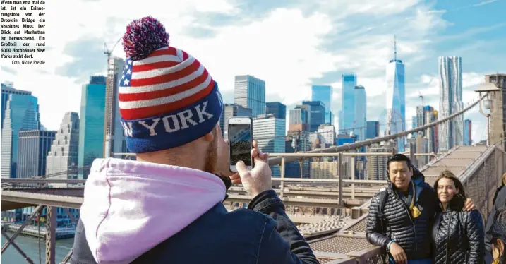  ?? Foto: Nicole Prestle ?? Wenn man erst mal da ist, ist ein Erinnerung­sfoto von der Brooklin Bridge ein absolutes Muss. Der Blick auf Manhattan ist berauschen­d. Ein Großteil der rund 6000 Hochhäuser New Yorks steht dort.