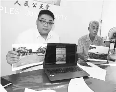  ??  ?? Mok (left) and Chu holding photos of residentia­l estates affected by the nuisance caused by the alleged illegal factory.