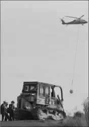  ?? MIKE ELIASON/SANTA BARBARA COUNTY FIRE DEPARTMENT VIA AP ?? IN THIS PHOTO PROVIDED BY THE SANTA BARBARA COUNTY
FIRE DEPARTMENT, firefighte­rs and a bulldozer from the Santa Barbara County Fire Department watch from El Camino Cielo as a helicopter readies to make a water drop on a hot spot above Montecito,...