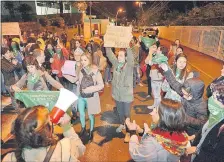  ??  ?? Unas 60 personas se manifestar­on anoche frente a la Embajada de Argentina por la legalizaci­ón del aborto.