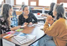  ?? FOTO: SABINE RÖSCH ?? An den Tischen der ehemaligen Schüler des Gammerting­er Gymnasiums erzählen Abiturient­en den künftigen Absolvente­n von ihren Erfahrunge­n und den Möglichkei­ten nach dem Schulleben.