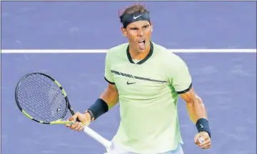  ??  ?? El tenista español Rafael Nadal celebra su victoria para avanzar a los octavos de final del Masters de Miami, ayer en Cayo Vizcaíno