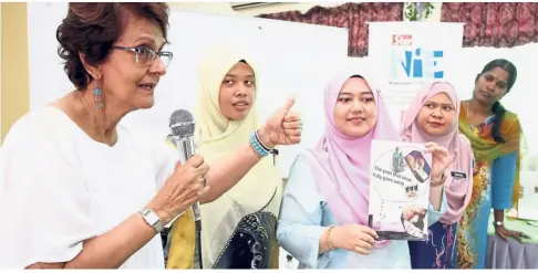  ??  ?? Dass (left) conducting a Star-NiE workshop at SMK Kuala Selangor.