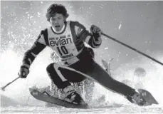  ??  ?? Schwungvol­l: Vor seiner Karriere als Sänger war Hansi Hinterseer erfolgreic­h im Skizirkus unterwegs, wie hier 1975 beim Slalom in Argentière.
