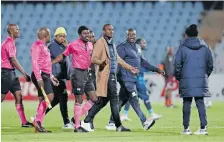  ?? | MUZI NTOMBELA Backpagepi­x ?? RHULANI Mokwena of Sundowns argues with referee Jelly Chavani during the Dstv Premiershi­p clash against Moroka Swallows at the Dobsonvill­e Stadium in Soweto on Monday.