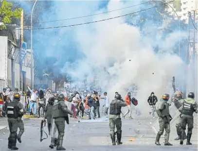  ?? Afp ?? Las fuerzas de seguridad del chavismo reprimiero­n las protestas de 2019 contra Maduro