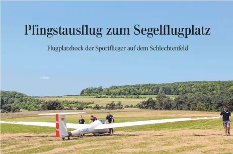 ?? ?? Der Flugplatzh­ock der Ehinger Sportflieg­er stieß auf großes Interesse. Zum Programm gehörten auch Rundflüge.