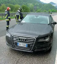  ??  ?? Sulla statale L’Audi A8 della Provincia dopo l’incidente avvenuto sulla Valsugana a Castelnuov­o nell’agosto del 2014, nel quale morì un centauro