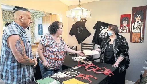  ?? DOUGLAS R. CLIFFORD TRIBUNE NEWS SERVICE PHOTOS ?? Joey Licalzi, left, and his wife, Sharon Licalzi, centre, received a trove of items from the production of “Edward Scissorhan­ds” from prop master Tandova Ecenia.