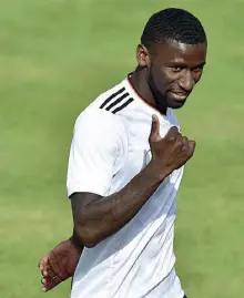  ??  ?? Gialloross­i Nella foto a sinistra, un momento della lite tra Manolas, con la maglia bianca, e Dzeko durante Bosnia-Grecia. Sopra, il difensore Ruediger