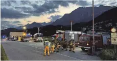  ?? FOTO: ZOOM.TIROL / APA / AFP ?? Wegen eines Feuers in einem Tunnel ist in Österreich am Mittwochab­end ein Autoreise-Nachtzug evakuiert worden.
