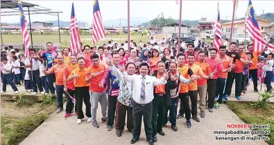  ??  ?? NORBERT (depan) mengabadik­an gambar kenangan di majlis itu.