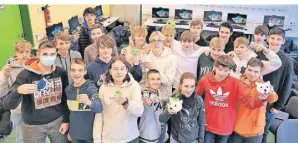  ?? FOTO: LACHMANN ?? Die Schüler und Schülerinn­en mit ihren selbst entwickelt­en Produkten, die mithilfe von 3-D-Druckern hergestell­t wurden.