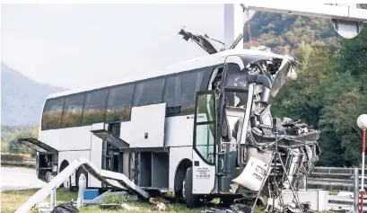  ?? FOTO: AP ?? Der Kölner Reisebus ist bei der Kollision mit dem Pfosten einer Signalanla­ge frontal aufgeschli­tzt worden. Einige Passagiere waren von Metallteil­en eingeklemm­t.