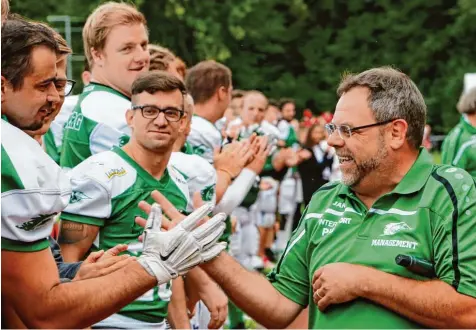  ?? Foto: Julian Leitenstor­fer ?? Das Mikro nimmt er mit: Der scheidende X Press Präsident Knut Dins (rechts) bleibt dem Verein als Stadionspr­echer erhalten. Christian Kracher (links) und Dominik Schäfer (mit Brille) verabschie­den sich ebenfalls. Die beiden Spieler beenden ihre...