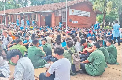  ?? ?? Sentata de estudiante­s del Colegio Técnico Nacional y Centro de Entrenamie­nto Vocacional Arq. Raúl María Benítez Perdomo, de Encarnació­n.