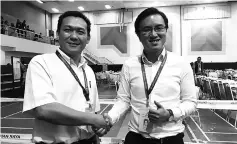  ??  ?? Phoong (right) and Tan shaking hands upon winning the Luyang and Likas state seats respective­ly.
