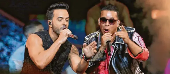  ?? Foto: Lynne Sladky/AP, dpa ?? Von seinem Hit „Despacito“hatte Luis Fonsi (links) zusammen mit dem Rapper Daddy Yankee auch eine für Spotify zurechtges­tutzte Version eingespiel­t – mit Erfolg, wie sich herausstel­lte.