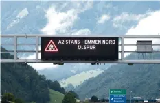  ??  ?? Die Polizei warnte per Leuchttafe­l auf der Autobahn vor der Gefahr.