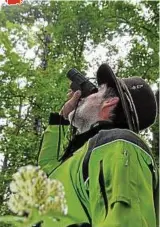  ??  ?? Revierleit­er Hans Leeder vom Forstamt Schleiz kontrollie­rt mit dem Fernglas den Kronenzust­and der Bäume. Derzeit werden thüringenw­eit die Daten für die Waldzustan­dserhebung erfasst.
Foto: Peter Hagen