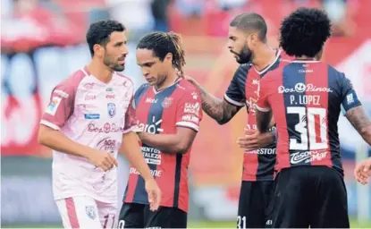  ?? RAFAEL PACHECO ?? Jonathan McDonald recibió dos amonestaci­ones en el partido del domingo ante San Carlos.