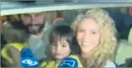  ?? EFE ?? Imagen de vídeo de la pareja con sus hijos a su llegada a Barranquil­la