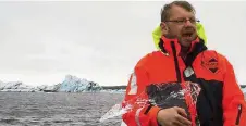  ??  ?? Der Bootsführe­r hält den Geschmack Islands in der Hand