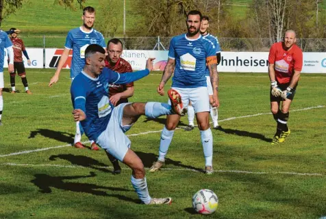  ?? Foto: Oliver Reiser ?? Griesbecke­rzellls Neuzugang Tobias Wiesmüller (vorne im Test gegen den SC Altenmünst­er) soll helfen, den Klassenerh­alt zu schaffen.