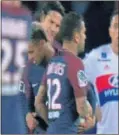  ??  ?? Alves coge el balón, se lo niega a Cavani y se lo cede a Neymar para que tire una falta.