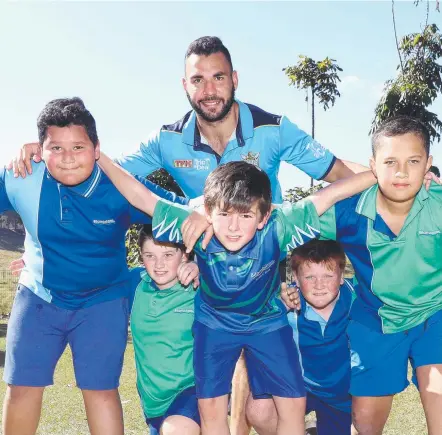  ?? Pictures: RICHARD GOSLING ?? Bilambil Public School league players (from left) Isaac Sione, Taj Damme, Maddiex Mexted, Sonny Hayes and Lokaiya Rapana pack down and (top) Titans skipper Ryan James presents a jersey to the team ahead of their Sydney trip.