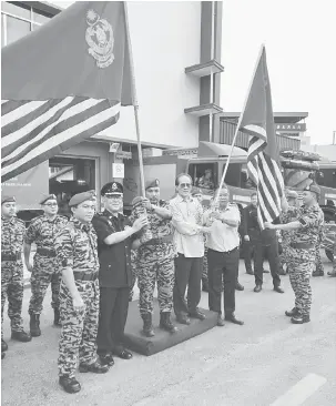  ??  ?? KESEDARAN PENTING: Misran (tiga kiri) mengibarka­n bendera sebagai simbolik perasmian program tersebut. Turut kelihatan Martin (dua kiri) dan Dr Gregory (dua kanan).