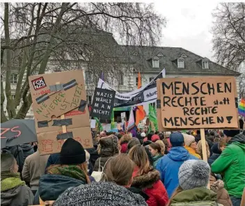  ?? FOTO: TOBIAS KESSLER ?? Das Bündnis „Bunt statt braun“hatte am Samstag zu einer Kundgebung gegen rechts und gegen die AfD aufgerufen. Tausende folgten dem Aufruf und versammelt­en sich auf dem Saarbrücke­r Ludwigspla­tz.