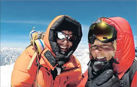  ?? CEDIDA VIBEKE ANDREA SEELAND ?? L’alpinista noruega, al cim de l’Everest amb el seu xerpa, Pasang, el 23 de maig passat