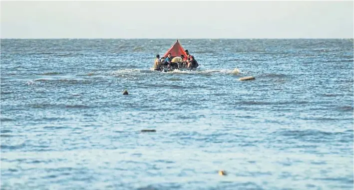  ??  ?? Desastre. El momento en que se hunde la precaria balsa que intentaba llegar a Curazao. Se ven objetos flotando. Llevaba 20 personas que pagaron US$ 100 cada una a traficante­s.