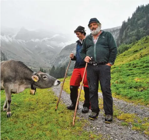  ?? Foto: Anja Worschech ?? „Ohne Alpwirtsch­aft, da wäre hier im Allgäu Schwarzwal­d – da gäb’s keinen grünen Hügel mehr“: Adolf Scheidle und sein Kleinhirte Pius Hierl.