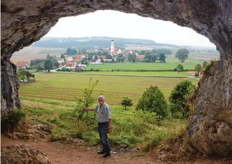  ?? Fotos: Norbert Eibel ?? Horst Schwark vor dem Eingang zur großen Höhle mit prächtigem Panoramabl­ick auf Mauern.
