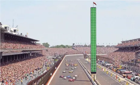  ?? BRIAN SPURLOCK, USA TODAY SPORTS ?? Scott Dixon leads the field to the green flag at the start of the 2015 Indianapol­is 500, which drew a crowd estimated at 220,000.