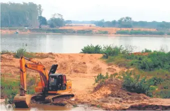  ??  ?? En el otro lado del río Paraguay ya se ven obras de refulado ejecutadas por el consorcio.