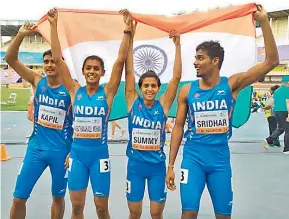  ?? —
AFI ?? Members of India’s 4x400 metres relay team hold up the tricolour after winning bronze at the U-20 World Athletics Championsh­ips in Nairobi, Kenya, on Wednesday.