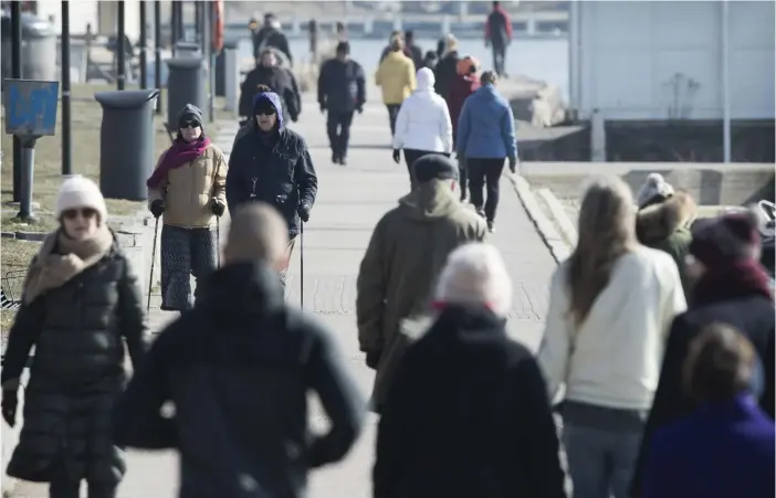  ?? FOTO: NIKLAS TALLQVIST/HBL-ARKIV ?? Promenader minskar risken att drabbas av hjärtinfar­kt avsevärt, visar en ny studie.
■