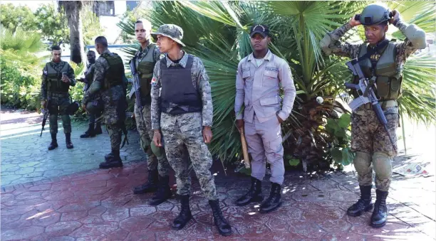  ?? JORGE CRUZ/LISTÍN DIARIO ?? OPERACIÓN. Las Fuerzas Armadas (FF.AA.) activaron desde este domingo la segunda fase del Plan “Hurón” ante el llamado a paro que tienen los transporti­stas de vehículos públicos.