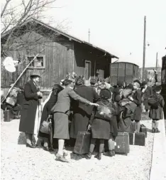  ??  ?? Kinder auf dem Wertinger Bahnhof, die im Zuge der „Kinderland­verschicku­ng“aus den bombardier­ten Städten gebracht wurden.