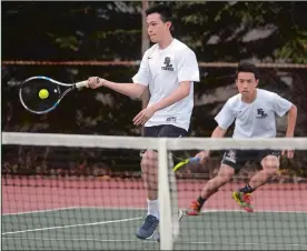  ?? DANA JENSEN/THE DAY ?? East Lyme’s Davon Chen, left, and Eric Gu are the reigning ECC doubles champs and are back to lead the Vikings, who will be vying for their 11th straight ECC divisional championsh­ip in 2018.
