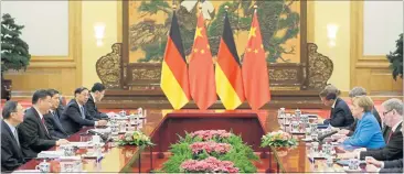  ?? [ Reuters ] ?? Gespräche in Peking. Kanzlerin Angela Merkel bei ihrem Treffen mit Chinas Präsidente­n, Xi Jinping.